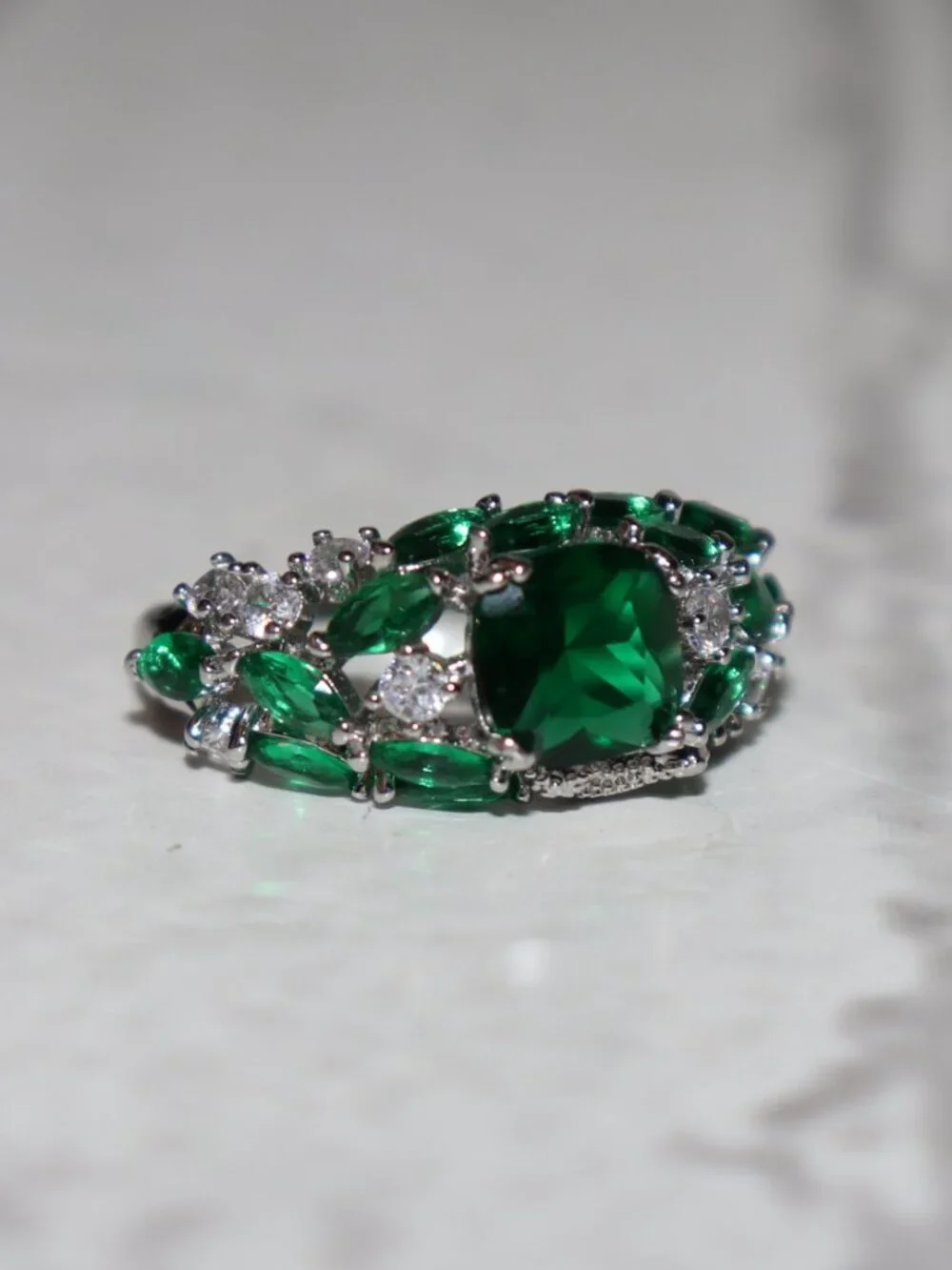 ✨ Size 9 Silver Ring · Green Gemstone Cluster · NWOT